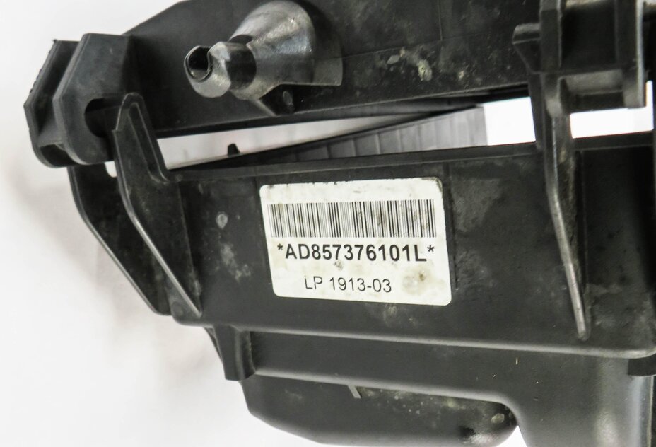 Thumbnail 5: 2014-2018 BMW 535i 740i X5 (F01 F10 F15) 3.0L DIESEL - AIR FILTER BOX ASSEMBLY