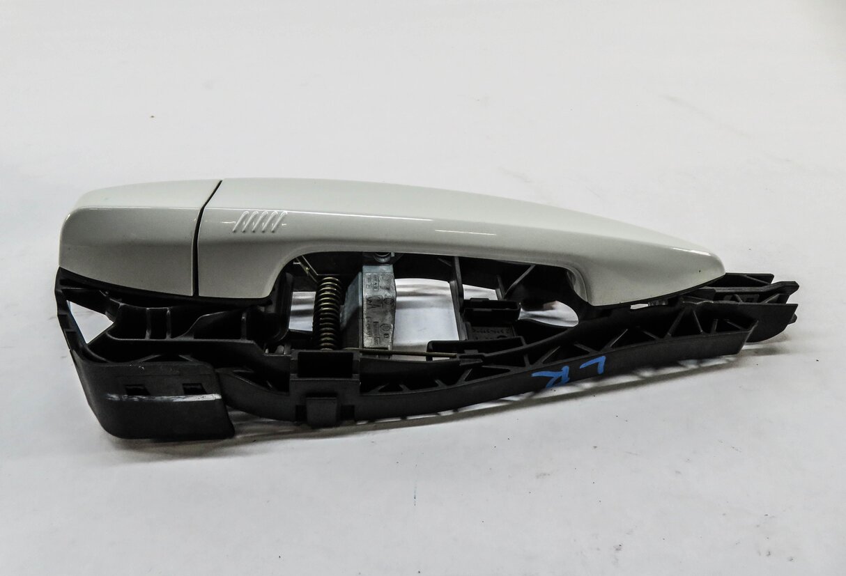 Thumbnail 2: 14-21 BMW X1 X2 X5 X6 (F15 F16 F39 F48) LEFT REAR COMFORT DOOR HANDLE (WHITE)