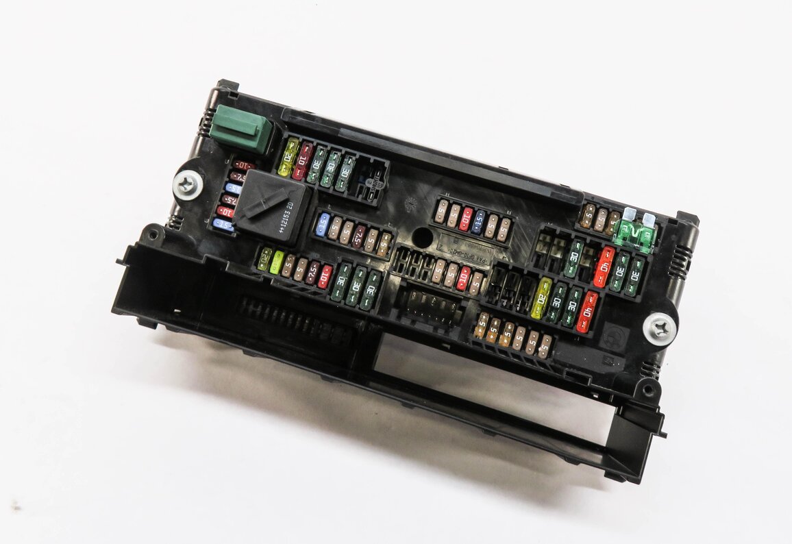Thumbnail 1: 2013 BMW X3 (F25) FRONT POWER DISTRIBUTION FUSE BOX