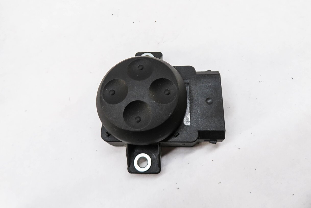 Thumbnail 3: 2015 AUDI Q7 (4L) RIGHT FRONT PASSENGER SEAT ADJUSTMENT SWITCH BUTTON