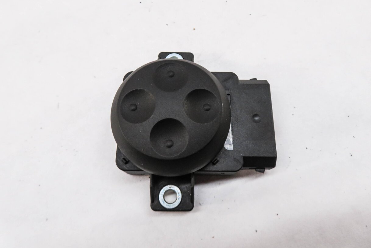 Thumbnail 3: 2015 AUDI Q7 (4L) LEFT FRONT DRIVER SEAT ADJUSTMENT SWITCH BUTTON