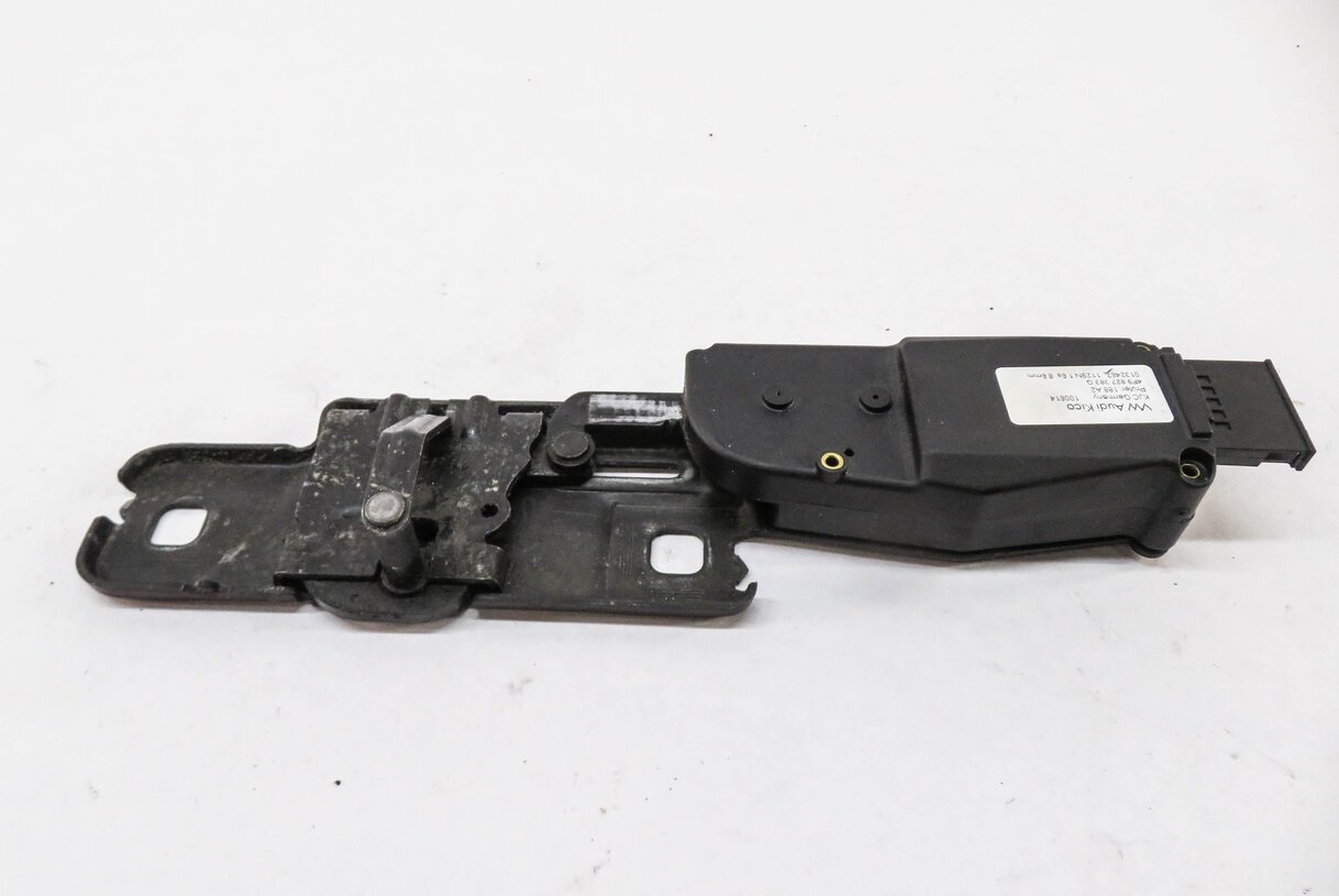 Thumbnail 3: 2015 AUDI Q7 (4L) REAR HATCH TRUNK GATE STRIKER PLATE ACTUATOR MOTOR