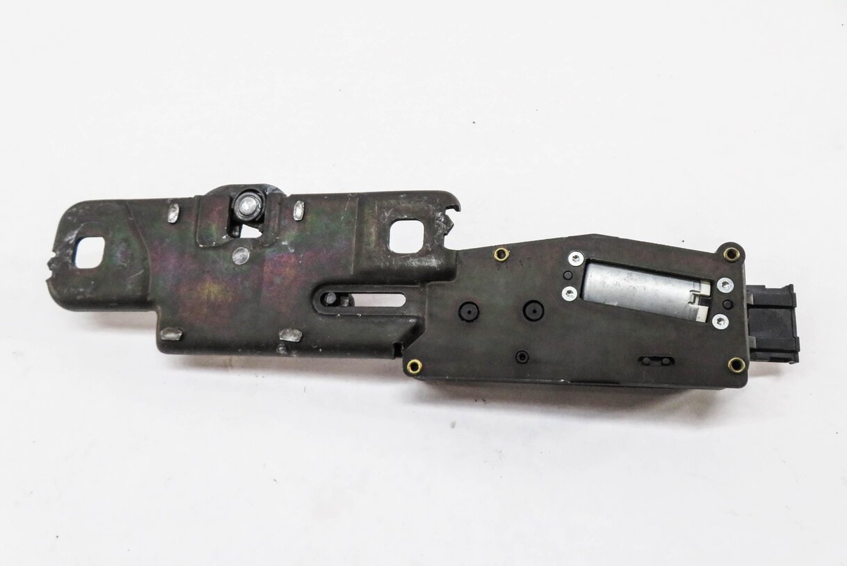 Thumbnail 4: 2015 AUDI Q7 (4L) REAR HATCH TRUNK GATE STRIKER PLATE ACTUATOR MOTOR