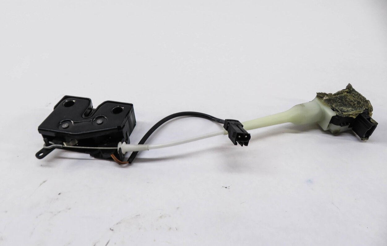 Thumbnail 2: 2010 PORSCHE CAYMAN (987) TRUNK LOCK LATCH ACTUATOR