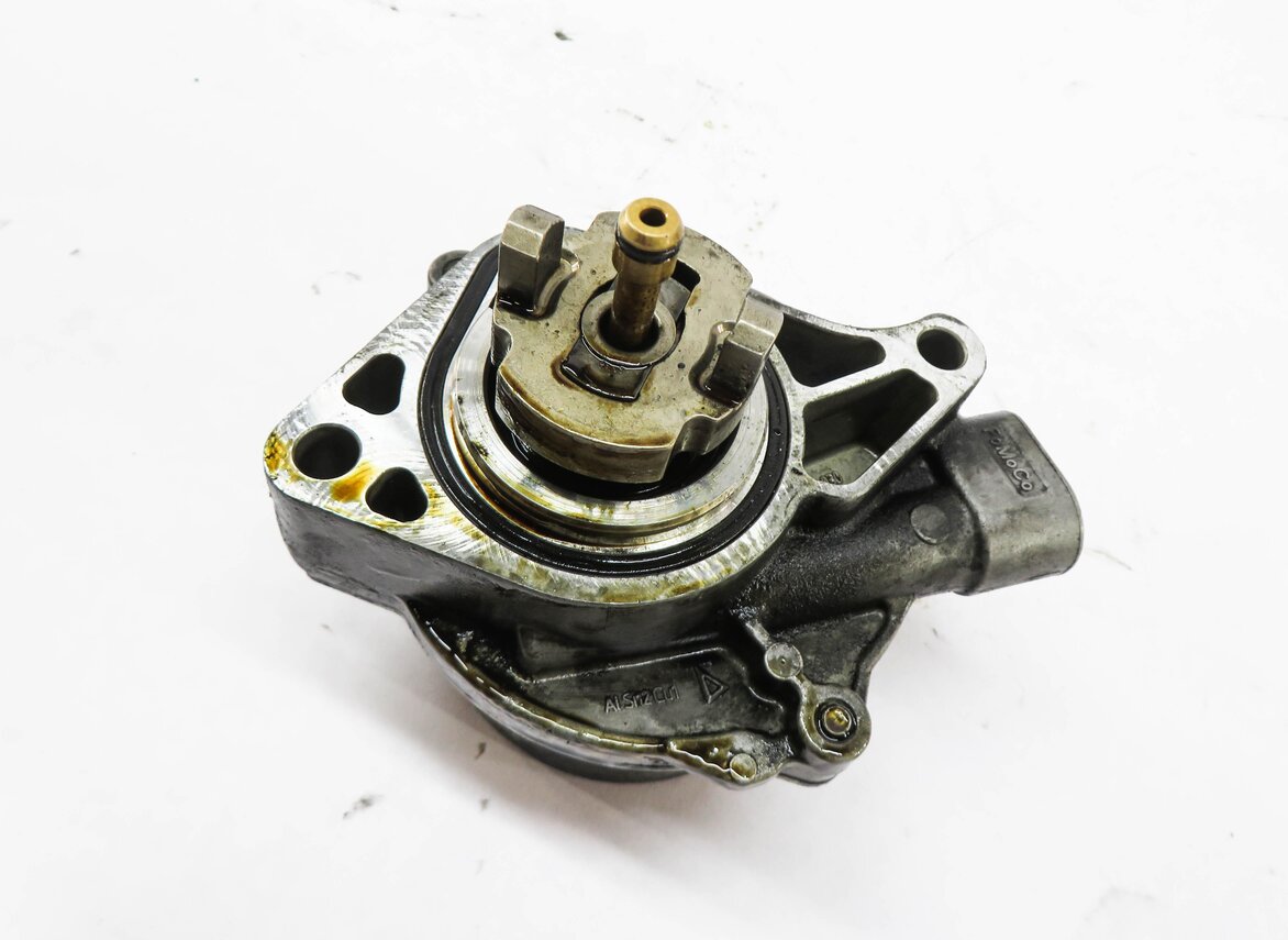 Thumbnail 1: 2010-2019 RANGE ROVER SPORT LR4 JAGUAR XE XF XK - 3.0L / 5.0L BRAKE VACUUM PUMP