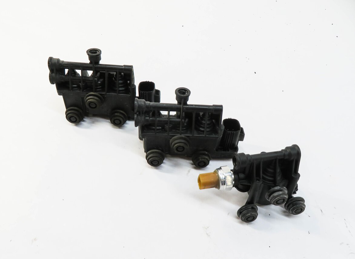 Thumbnail 2: 2010 RANGE ROVER (L322) FRONT & REAR AIR SUSPENSION VALVE BLOCK SET-3
