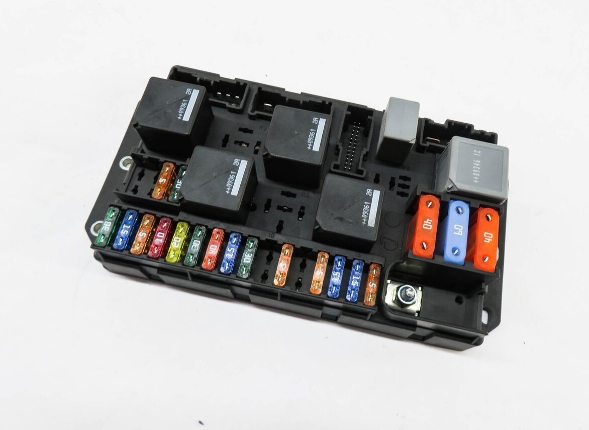 2010 RANGE ROVER (L322) REAR FUSE BOX