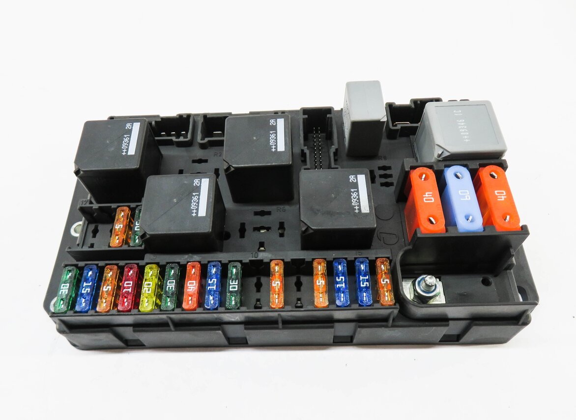 Thumbnail 2: 2010 RANGE ROVER (L322) REAR FUSE BOX