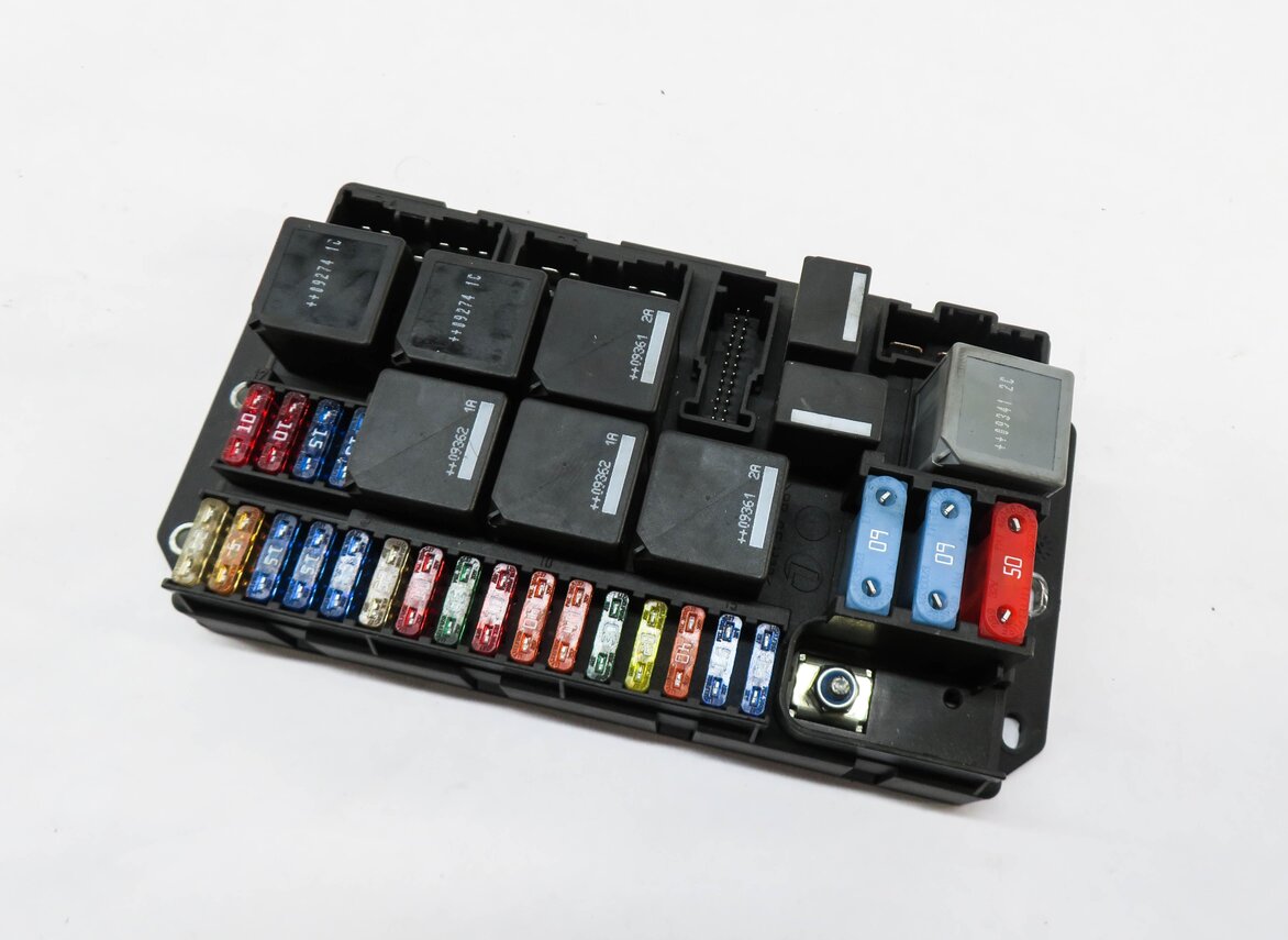 2010-2012 RANGE ROVER (L322) 5.0L SUPERCHARGED ENGINE FUSE BOX