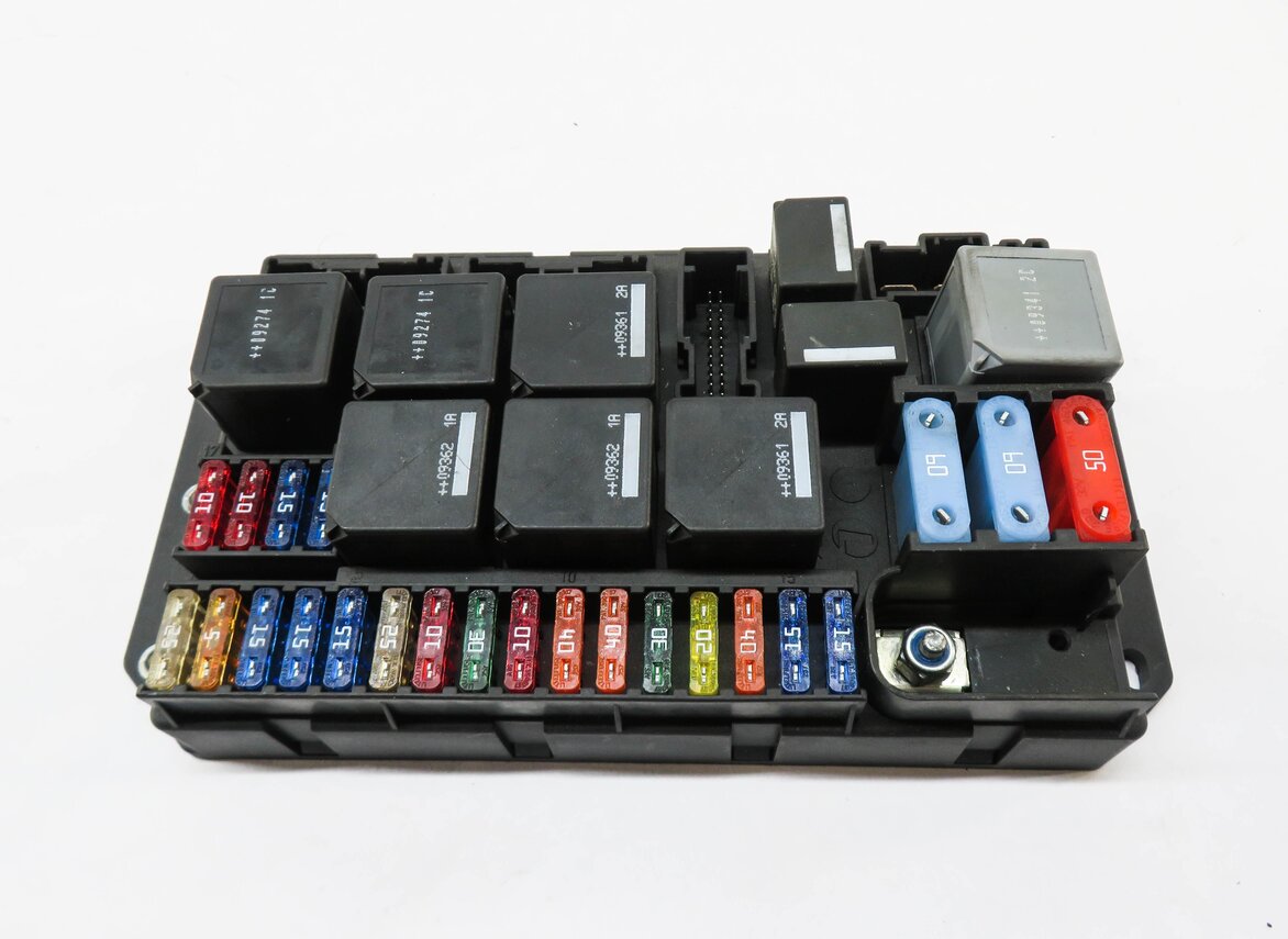 Thumbnail 2: 2010-2012 RANGE ROVER (L322) 5.0L SUPERCHARGED ENGINE FUSE BOX