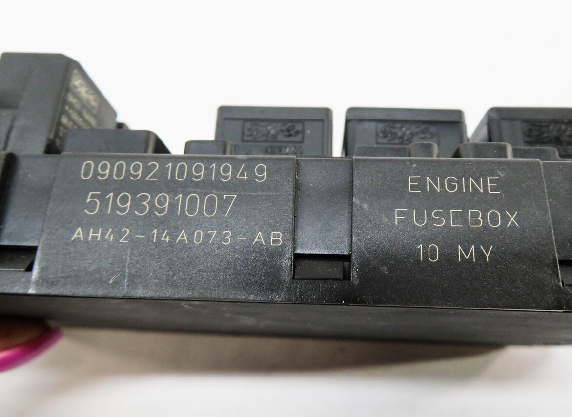 Thumbnail 4: 2010-2012 RANGE ROVER (L322) 5.0L SUPERCHARGED ENGINE FUSE BOX