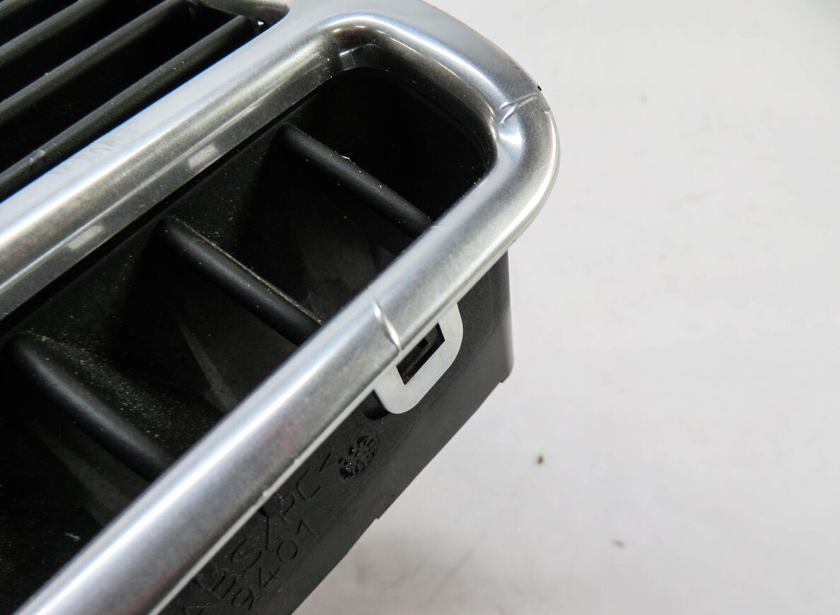 Thumbnail 6: 2010 RANGE ROVER (L322) RIGHT FRONT PASSENGER OUTER DASH HEATER A/C AIR VENT