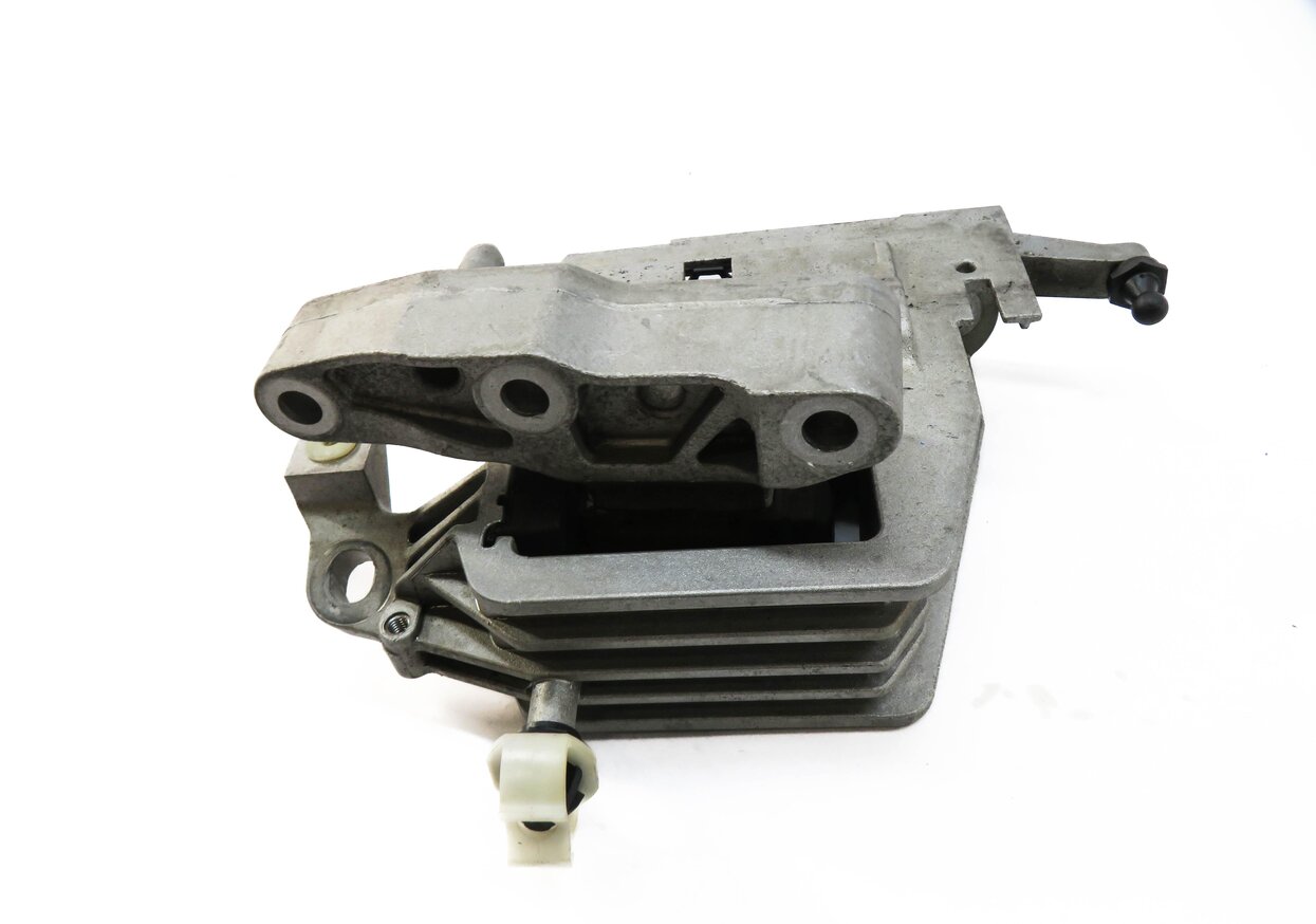 Thumbnail 2: 2016 BMW X1 (F48) 2.0L B46 TURBO ENGINE - LEFT MOTOR MOUNT BRACKET