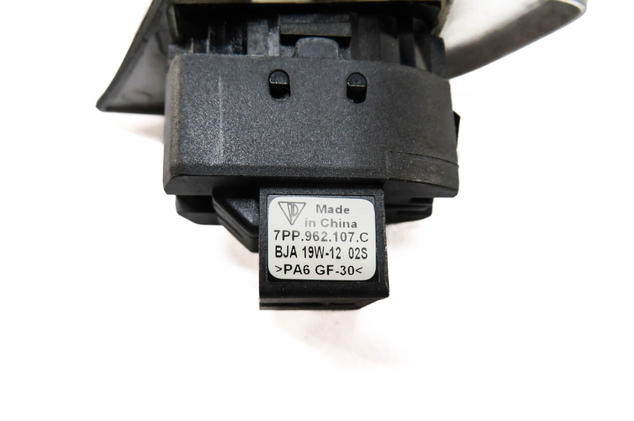 Thumbnail 4: 2011 PORSCHE CAYENNE (958) RIGHT FRONT PASSENGER DOOR LOCK SWITCH BUTTON