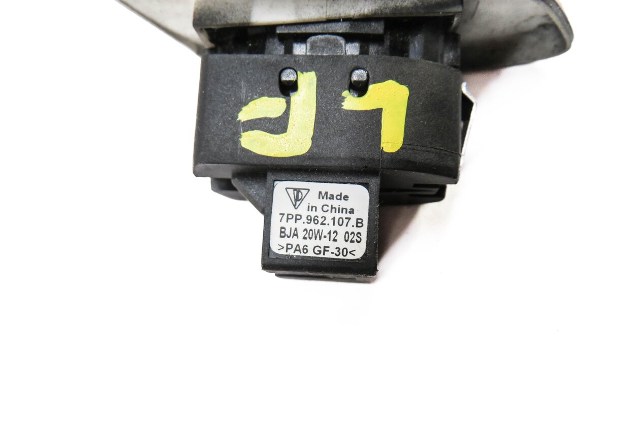Thumbnail 4: 2011 PORSCHE CAYENNE (958) LEFT FRONT DRIVER DOOR LOCK SWITCH BUTTON