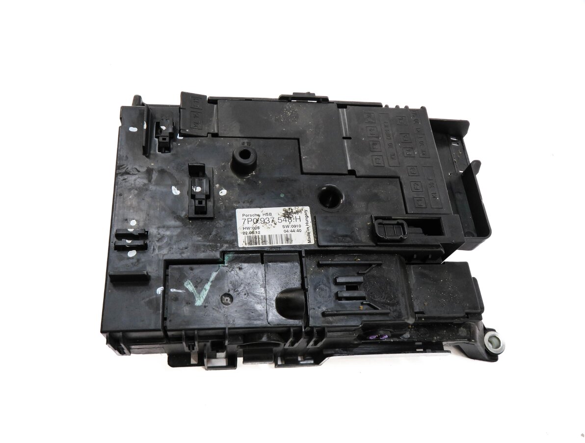 Thumbnail 2: 2013 PORSCHE CAYENNE (958) FRONT BATTERY POWER JUNCTION FUSE BOX
