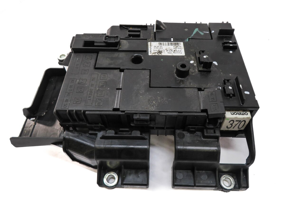 Thumbnail 3: 2013 PORSCHE CAYENNE (958) FRONT BATTERY POWER JUNCTION FUSE BOX