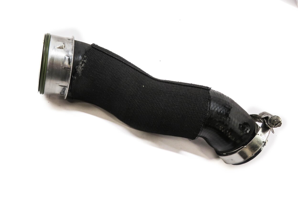 2011 PORSCHE CAYENNE (958) 3.0L MCN.RB DIESEL ENGINE LEFT INTERCOOLER HOSE PIPE