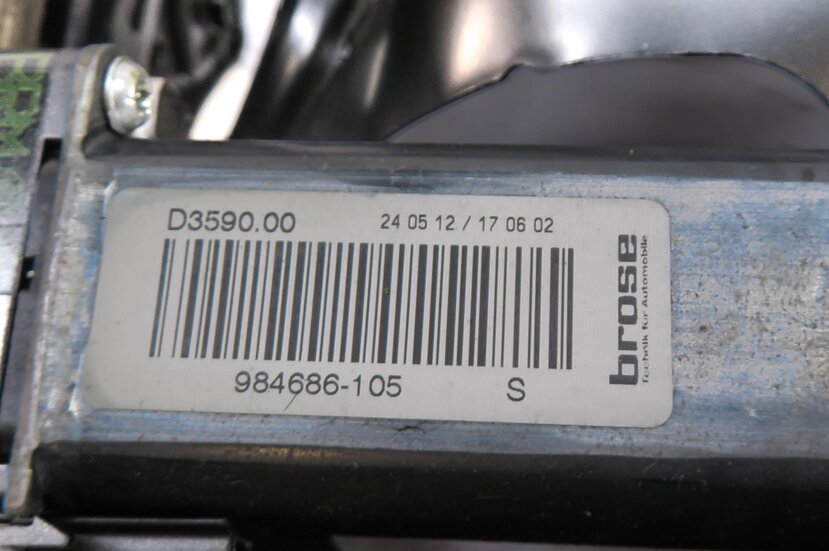 Thumbnail 6: 2011 PORSCHE CAYENNE (958) LEFT FRONT DRIVER SEAT TRACK w/ MOTORS