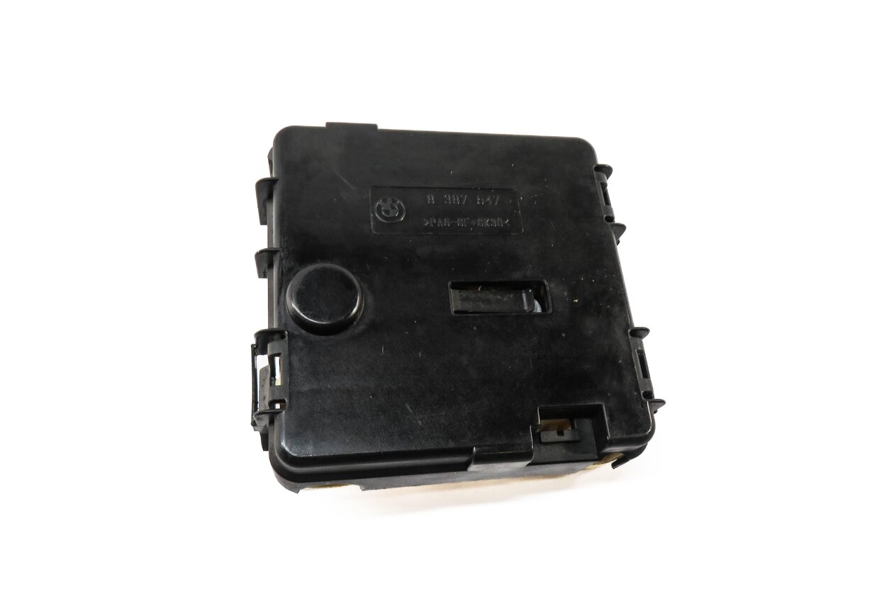 Thumbnail 2: 2004 BMW Z4 (E85) POSITIVE BATTERY JUNCTION BOX