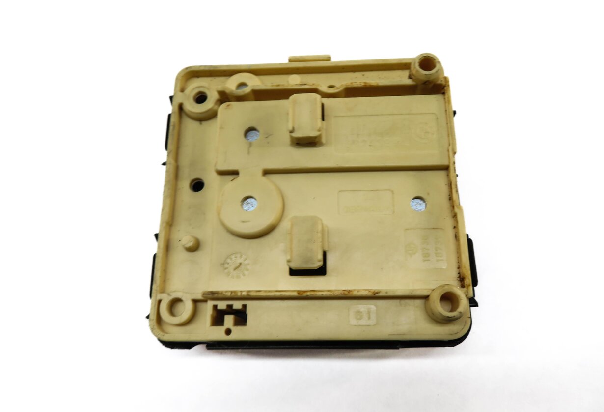 Thumbnail 4: 2004 BMW Z4 (E85) POSITIVE BATTERY JUNCTION BOX