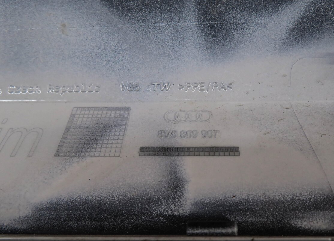 Thumbnail 5: 2015-2020 AUDI A3 S3 (8V) FUEL TANK DOOR LID COVER TRIM (GLACIER WHITE METALLIC)