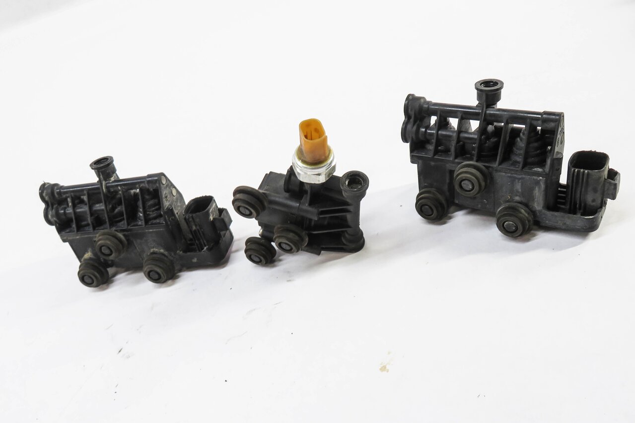 Thumbnail 2: 2011 RANGE ROVER SPORT (L320) AIR SUSPENSION VALVE BLOCK SET