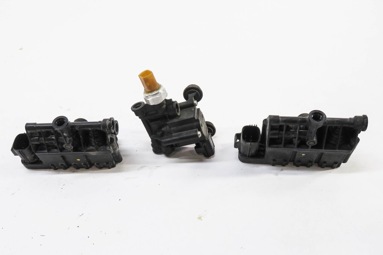 Thumbnail 3: 2011 RANGE ROVER SPORT (L320) AIR SUSPENSION VALVE BLOCK SET
