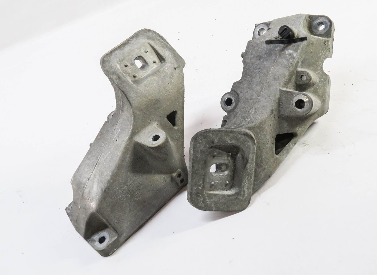 Thumbnail 2: 2011 RANGE ROVER SPORT (L320) 5.0L V8 LEFT & RIGHT ENGINE MOUNT BRACKET SET