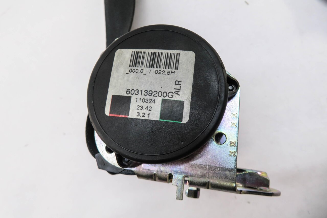 Thumbnail 4: 2011 RANGE ROVER SPORT (L320) REAR 2nd ROW SEAT CENTER SEATBELT RETRACTOR
