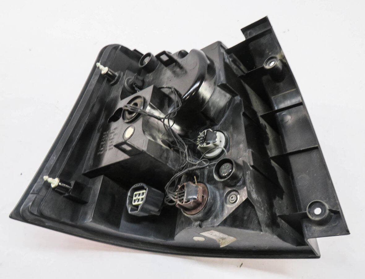 Thumbnail 5: 2010-2011 RANGE ROVER SPORT (L320) RIGHT PASSENGER TAILLIGHT BRAKE LIGHT LAMP