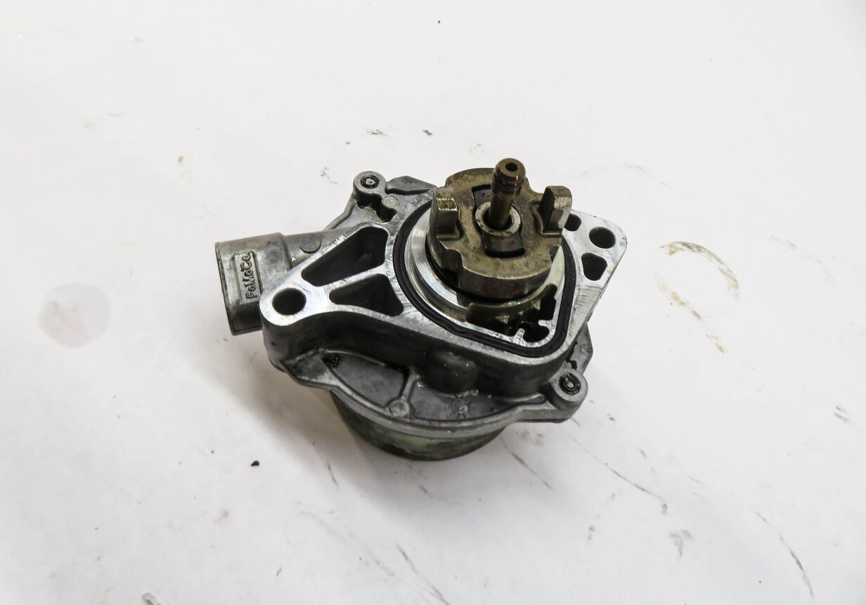 Thumbnail 2: 2010-2019 RANGE ROVER SPORT LR4 JAGUAR XE XF XK - 3.0L / 5.0L BRAKE VACUUM PUMP