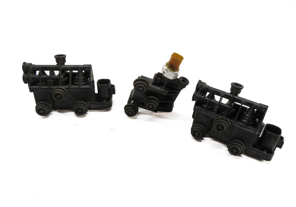 Thumbnail 1: 2011 RANGE ROVER SPORT (L320) AIR SUSPENSION VALVE BLOCK SET