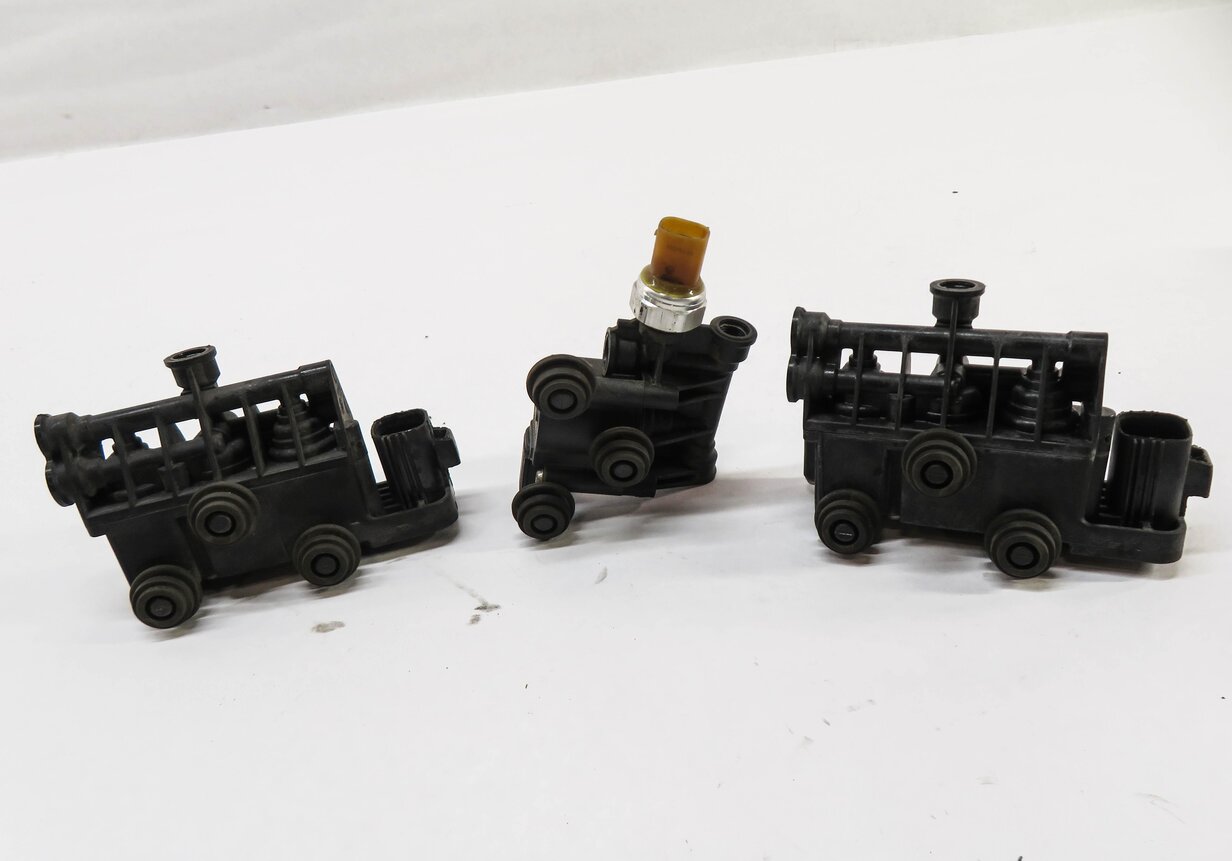 Thumbnail 2: 2011 RANGE ROVER SPORT (L320) AIR SUSPENSION VALVE BLOCK SET
