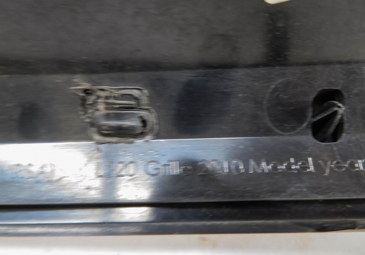 Thumbnail 7: 2010-2011 RANGE ROVER SPORT (L320) FRONT UPPER HOOD AIR VENT GRILLE TRIM