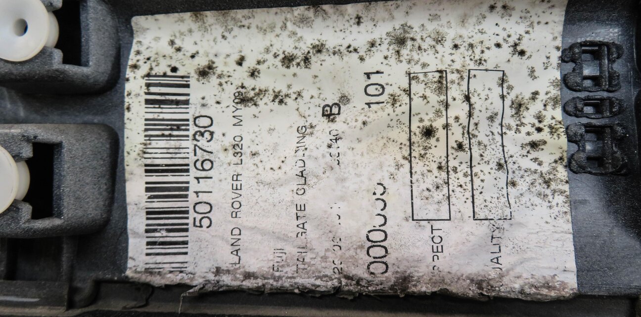 Thumbnail 4: 2011 RANGE ROVER SPORT (L320) REAR TRUNK HATCH LETTERING TRIM PANEL (FUJI WHITE)