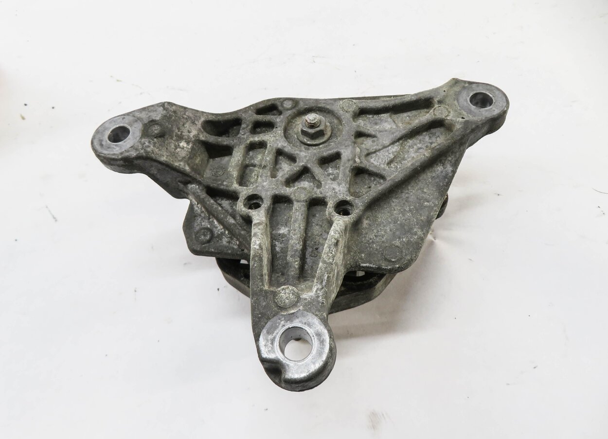 Thumbnail 2: 2009 AUDI A4 (B8 8K) 3.2L ENGINE TRANSMISSION MOUNT BRACKET