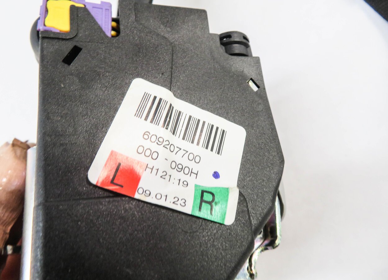 Thumbnail 4: 2009 AUDI A4 (B8 8K) RIGHT REAR SEAT SEATBLET RETRACTOR (BLACK)