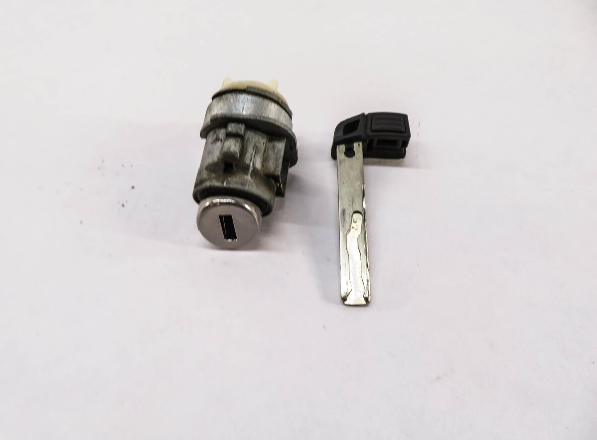 Thumbnail 2: 2015 BMW Z4 (E89) LEFT FRONT DRIVER DOOR LOCK CYLINDER w/ KEY