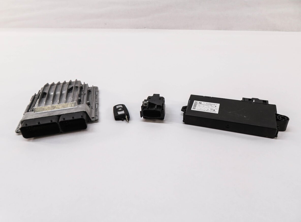 Thumbnail 3: 2015 BMW Z4 35is (E89) 3.0L N54 ENGINE DME ECM BCM IMMOBILIZER MODULE KEY SET