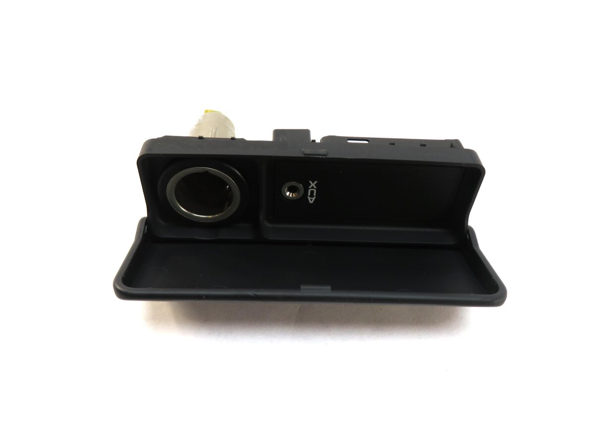 Thumbnail 4: 2012 LAND ROVER LR4 RADIO STEREO AUXILIARY AUX JACK PANEL w/ 12V 12 VOLT SOCKET