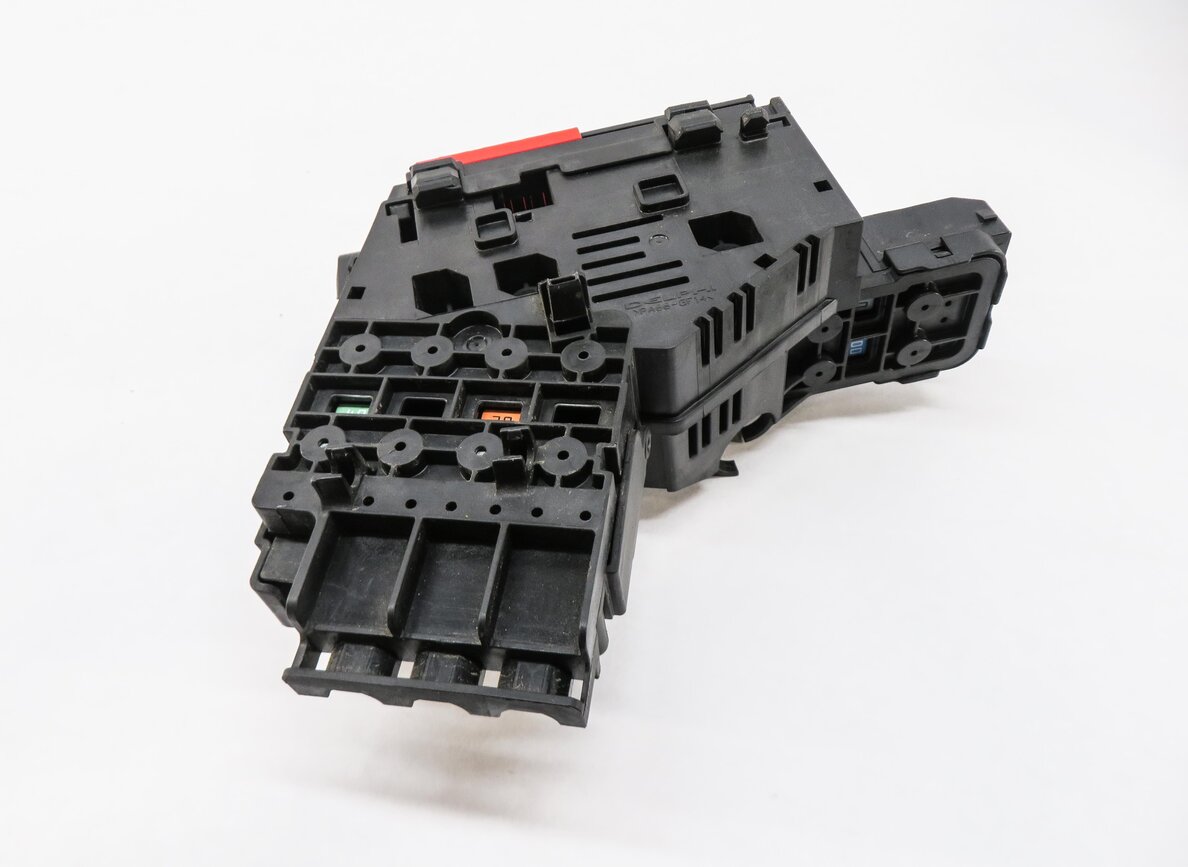 Thumbnail 3: 2014 MERCEDES GL450 (X166) FRONT BATTERY JUMP POST TERMINAL POWER JUNCTION BOX