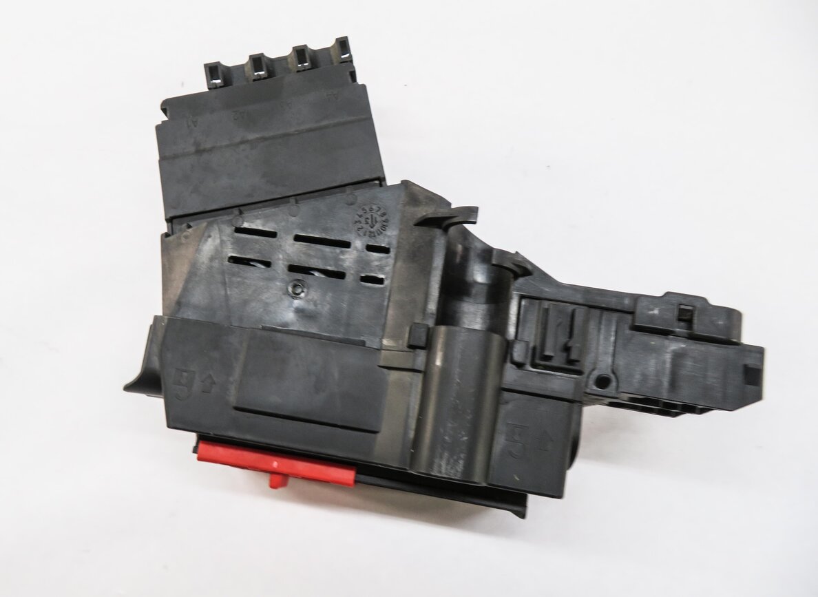 Thumbnail 4: 2014 MERCEDES GL450 (X166) FRONT BATTERY JUMP POST TERMINAL POWER JUNCTION BOX