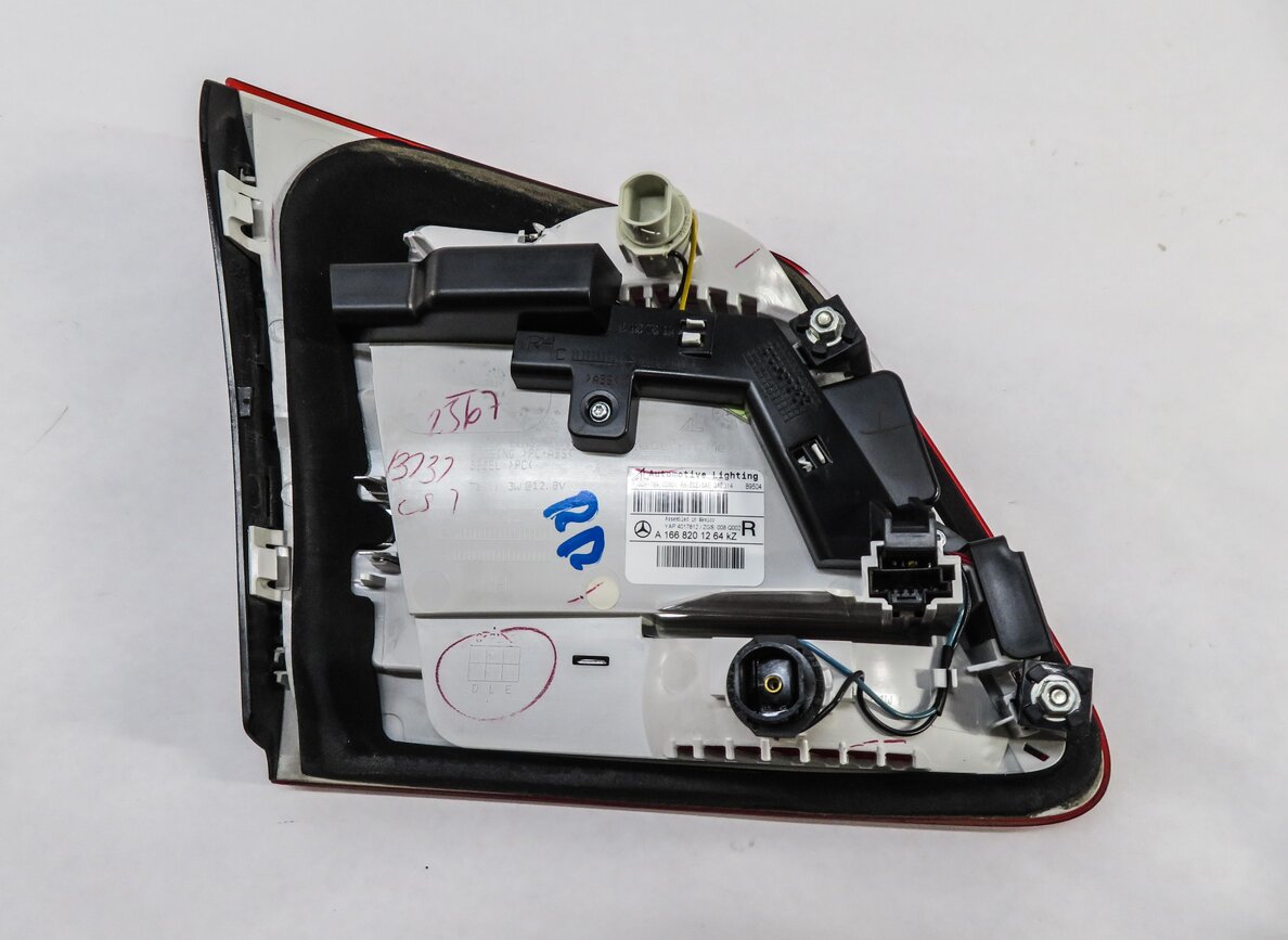 Thumbnail 5: 13-16 MERCEDES GL350 GL450 GL550 (X166) RIGHT REAR INNER TAILLIGHT LIGHT LAMP