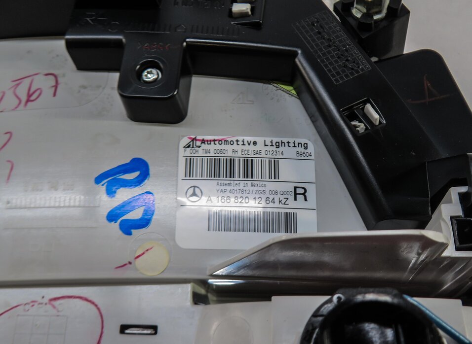 Thumbnail 6: 13-16 MERCEDES GL350 GL450 GL550 (X166) RIGHT REAR INNER TAILLIGHT LIGHT LAMP