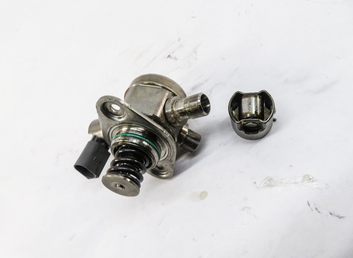 Thumbnail 2: 2011-2020 MERCEDES E500 E550 S600 SL450 SL550 GL550 - LEFT MECHANICAL FUEL PUMP