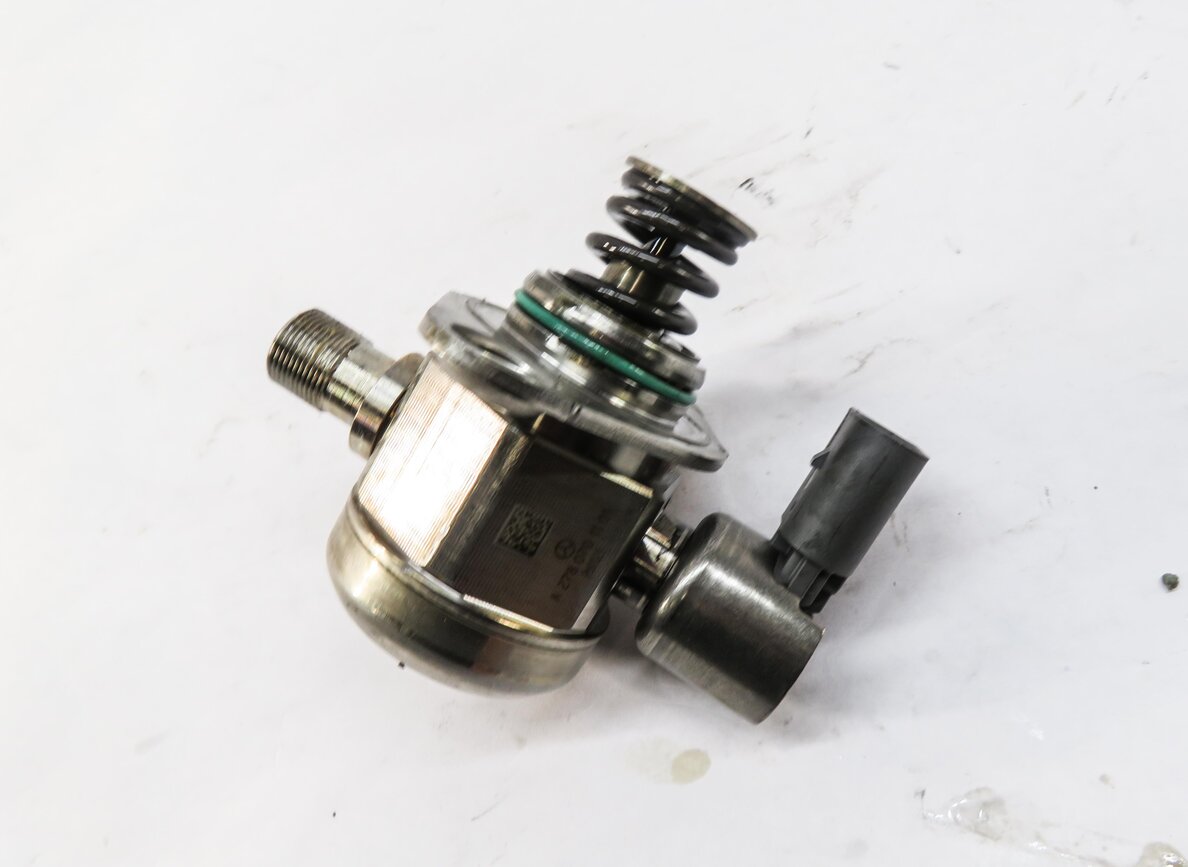 Thumbnail 5: 2011-2020 MERCEDES E500 E550 S600 SL450 SL550 GL550 - LEFT MECHANICAL FUEL PUMP
