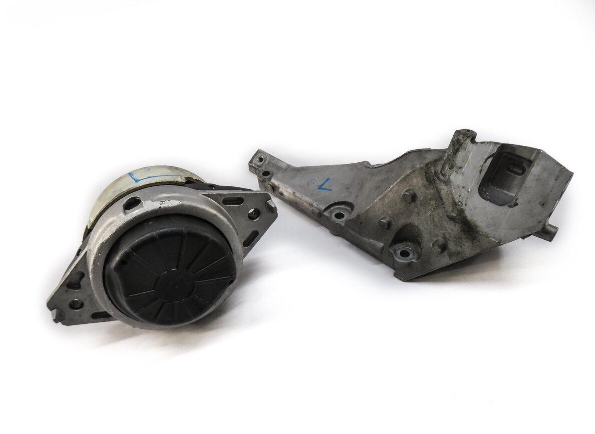 2014 MERCEDES GL450 (X166) 4.6L M278 V8 ENGINE LEFT MOTOR MOUNT BRACKET SET