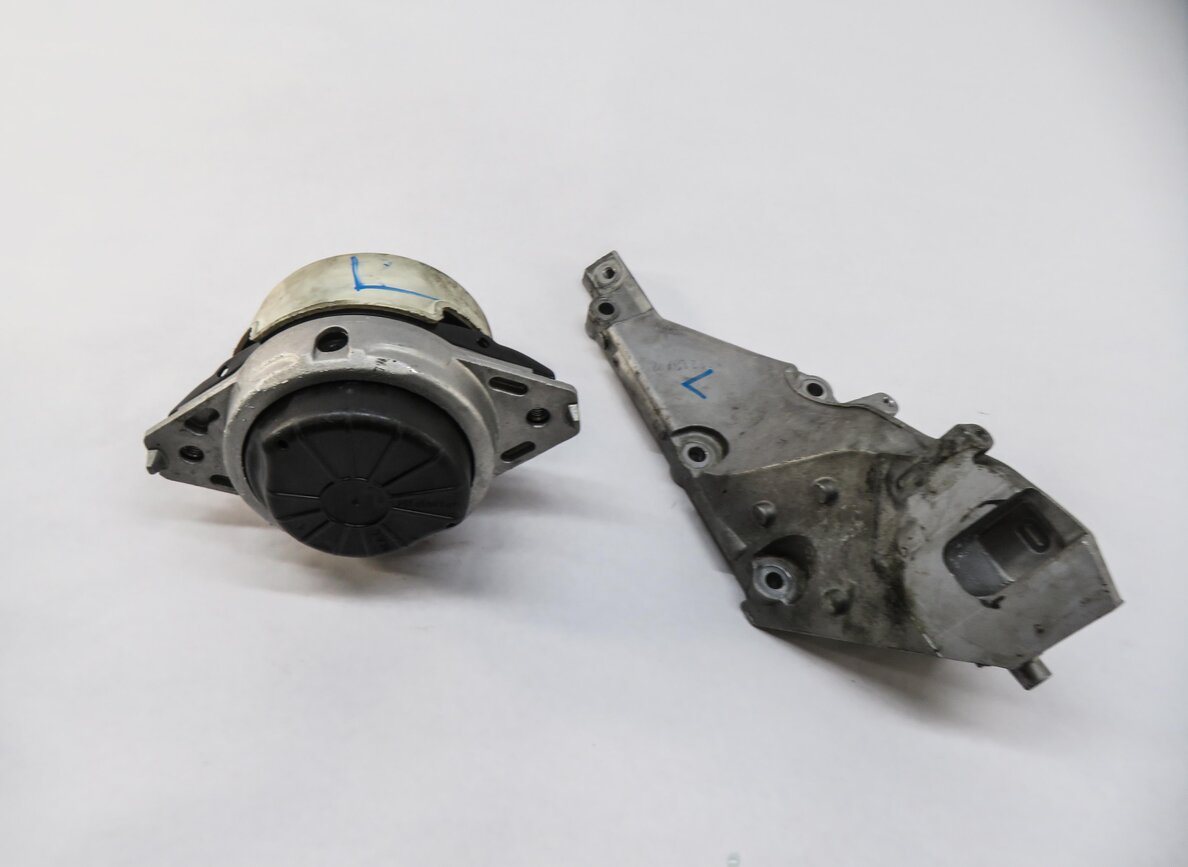 Thumbnail 2: 2014 MERCEDES GL450 (X166) 4.6L M278 V8 ENGINE LEFT MOTOR MOUNT BRACKET SET