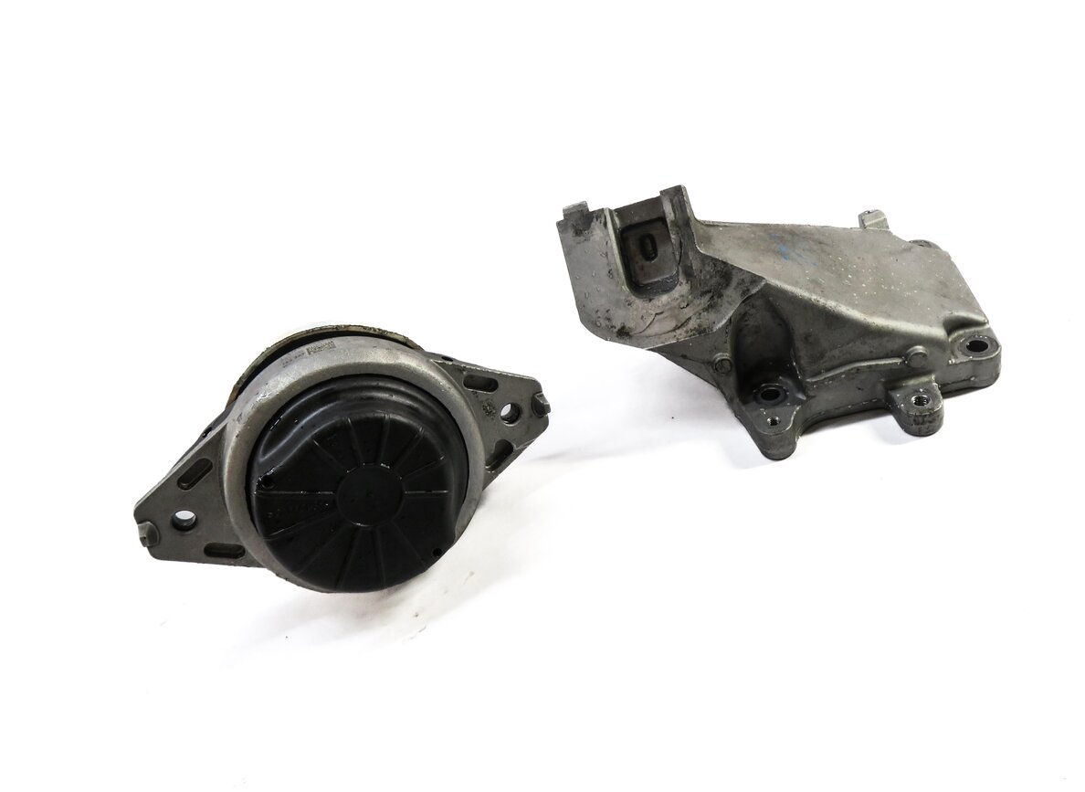 2014 MERCEDES GL450 (X166) 4.6L M278 V8 ENGINE RIGHT MOTOR MOUNT BRACKET SET